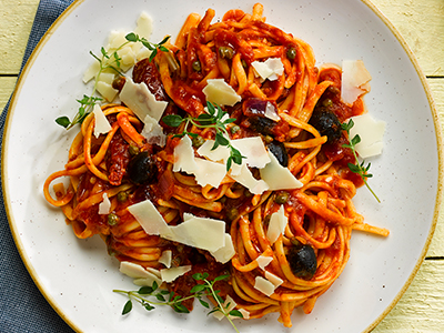 Linguine with sun-dried tomato & black olive sauce - Bidfood