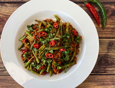 Blistered sliced beans with chorizo and tomato dressing | Bidfood
