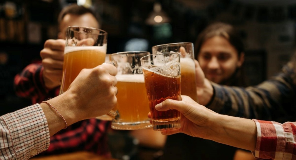 SEO guide for pubs - image of customers holding drinks at the pub 