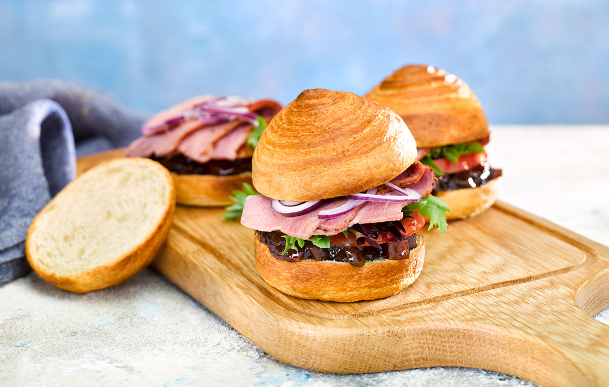 Pastrami bun roll with pickles - Bidfood