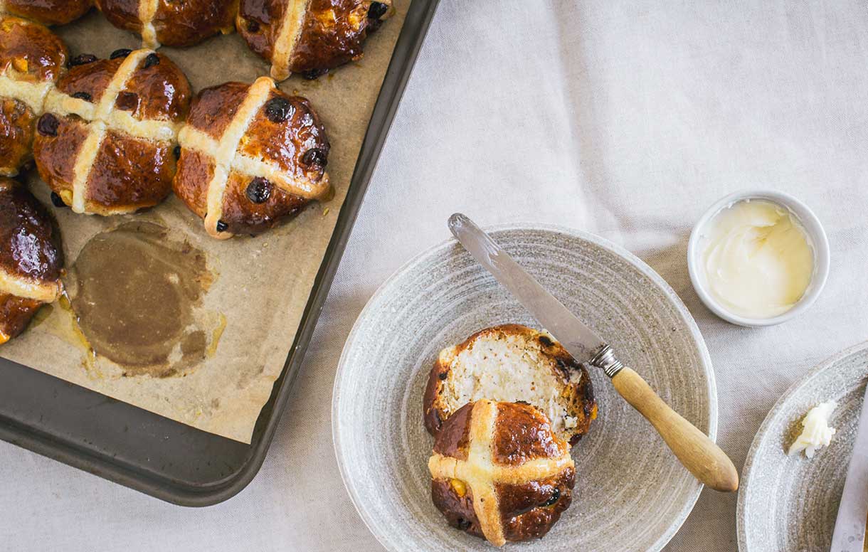 Tate & Lyle orange and cranberry hot cross buns - Bidfood