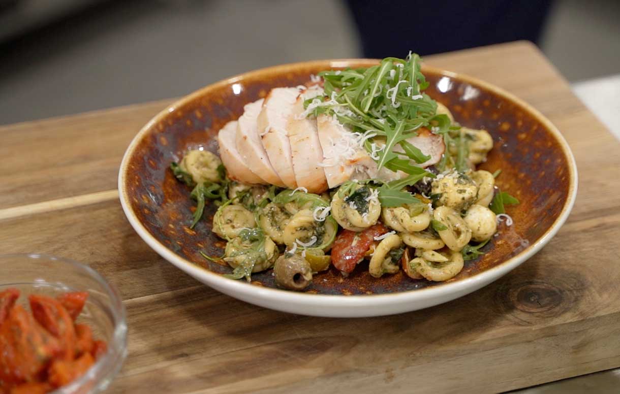 Pesto pasta and chicken salad - Bidfood