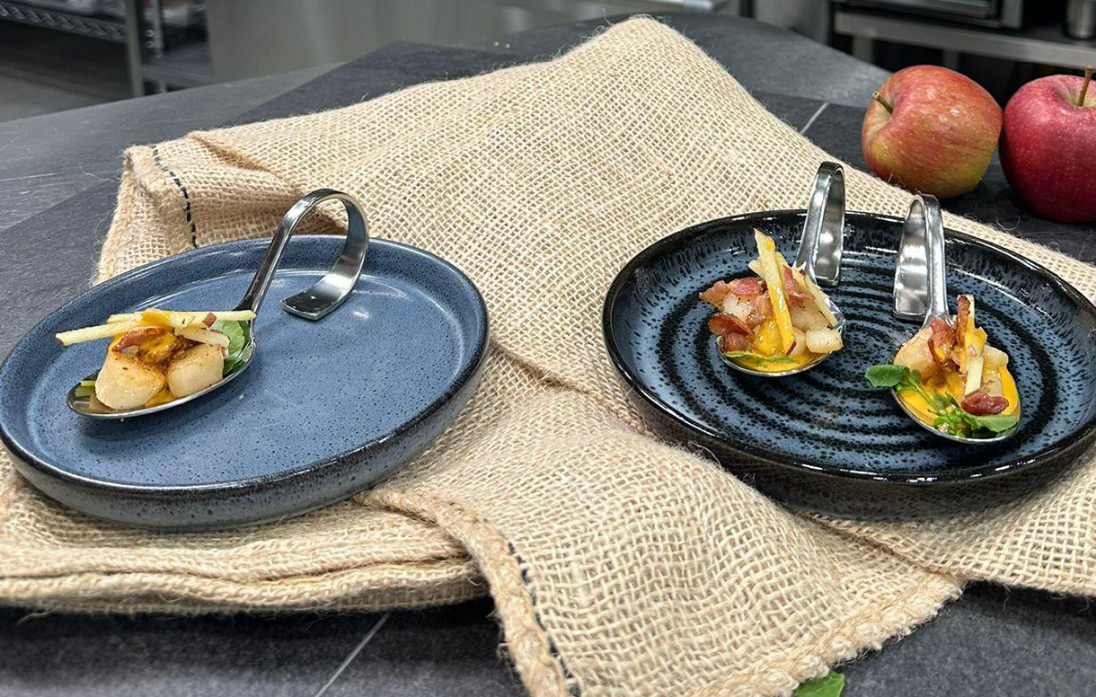 Seared scallops with bacon and apple lobster sauce - Bidfood