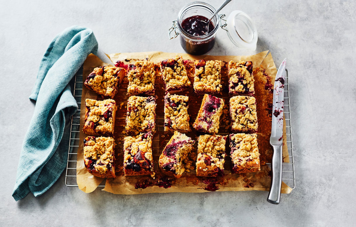 Dr. Oetker crumble traybake with sponge base - Bidfood